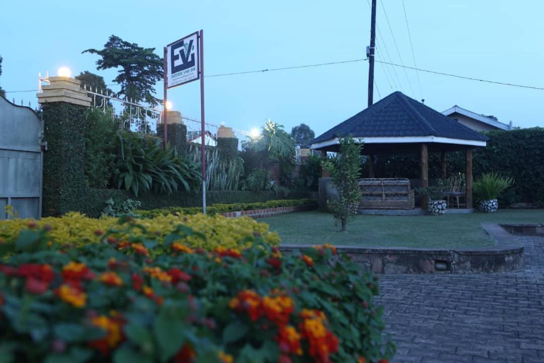 Entebbe Vine Inn Exterior foto